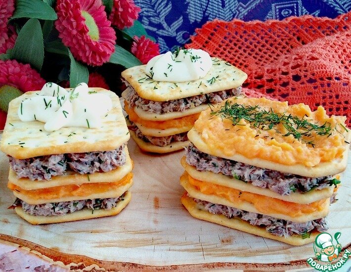 Вкусная закуска из доступных продуктов! Гармоничное сочетание рыбной и морковной пасты с хрустящими крекерами! Отличный вариант для фуршетного стола или аперитива! Угощайтесь! Время приготовления указано без учета запекания моркови.
