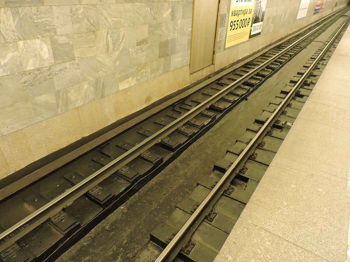 Контактный рельс в метро фото