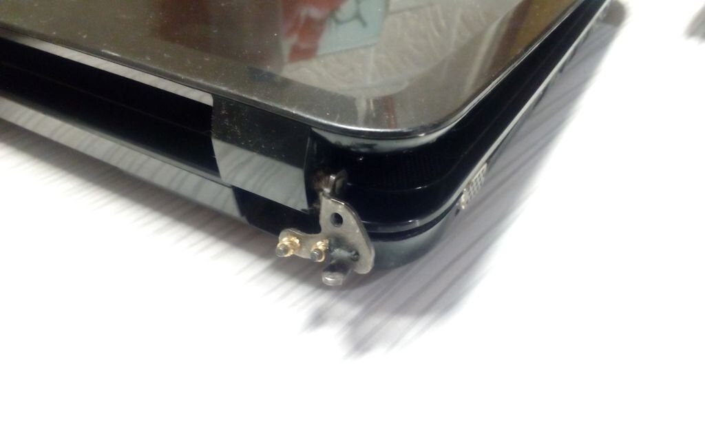 Футорки петли с корнем вырваны из пластика корпуса