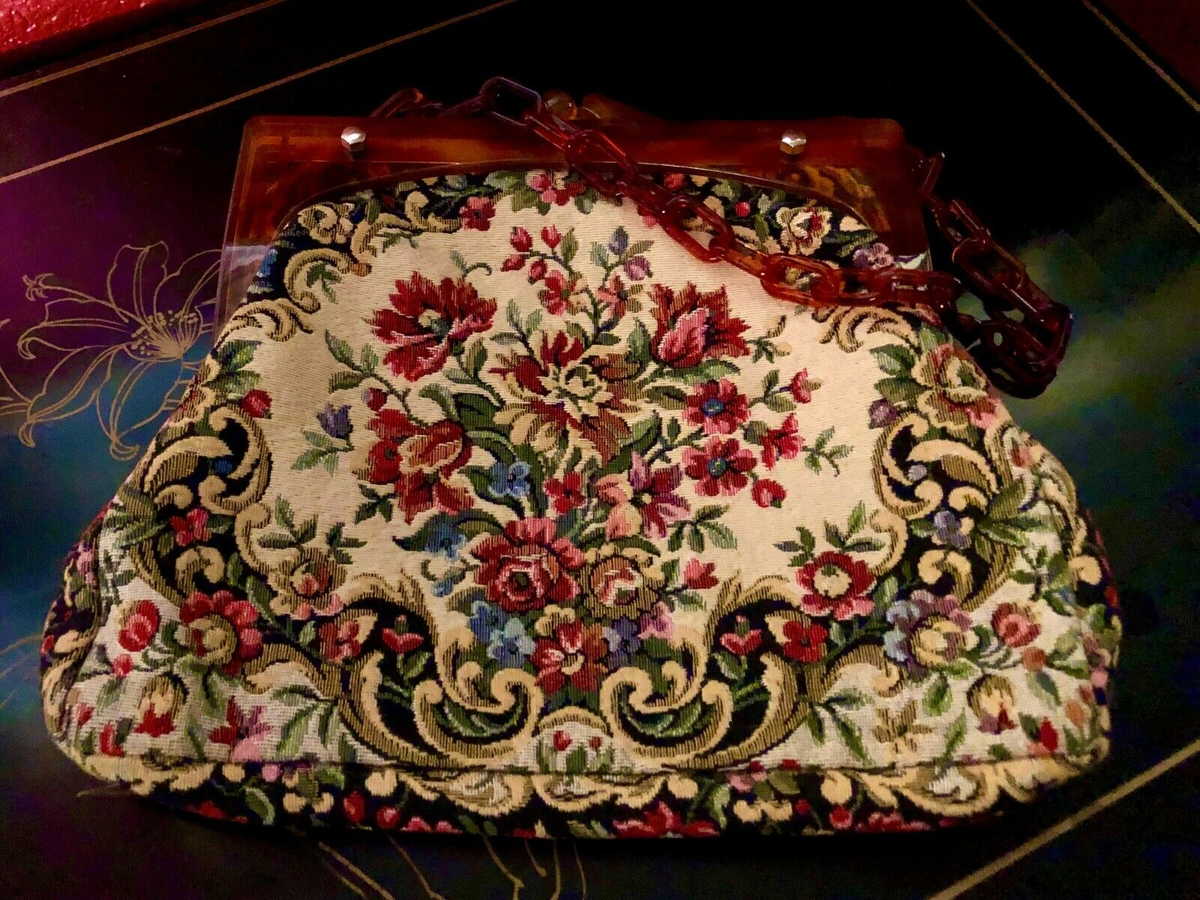 Сумочка вышитая в технике гобеленового стежка (подделка под Петит-Пойнт).