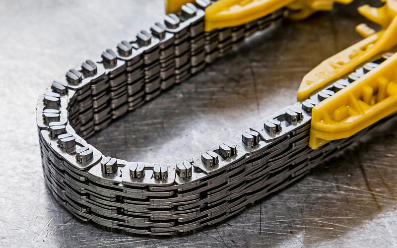 Профилактическая замена ремня вариатора при ремонте, подразумевающем его разборку (например, при обновлении подшипников), является разумной инвестицией и залогом длительной безотказной работы агрегата. (На фото представлен ремень штифтового типа.)
