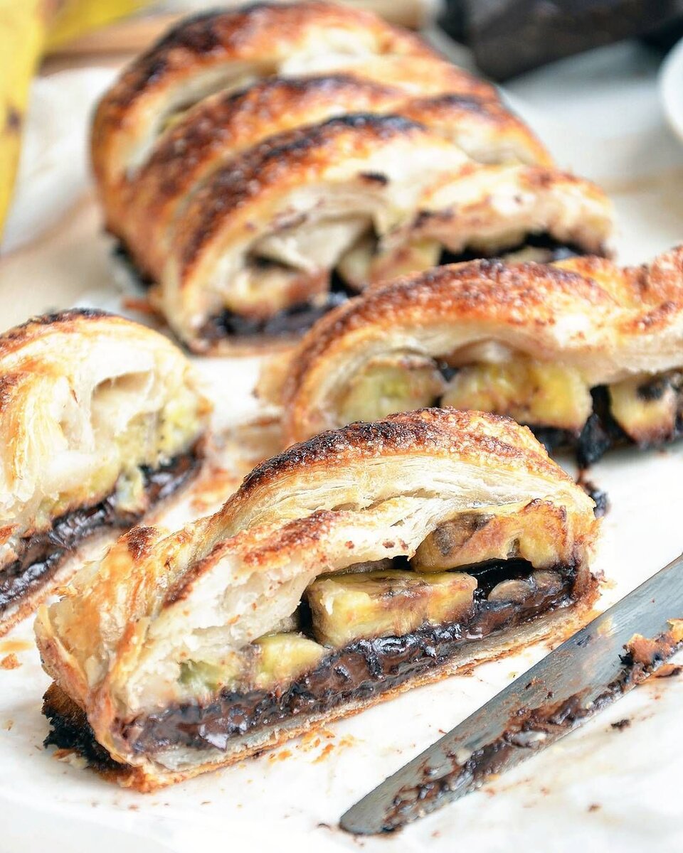 Для приятного семейного и дружеского чаепития существует удивительно вкусный десерт – слойки с бананом и шоколадом. Нежная выпечка из слоеного теста любима детьми и взрослыми. Аромат сочной, сладкой начинки идеально сочетается с воздушной структурой теста. 