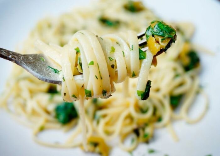 
В соус к пасте нужно добавить оливки. 
