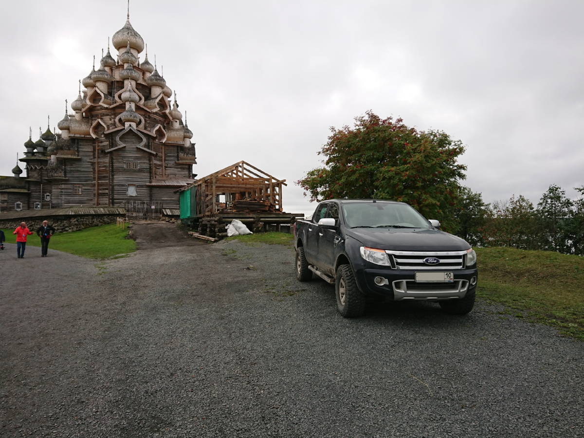 Фото, сделанное мной в начале сентября. На Рейнджере местный плотник возит материал для реставрации храмов...