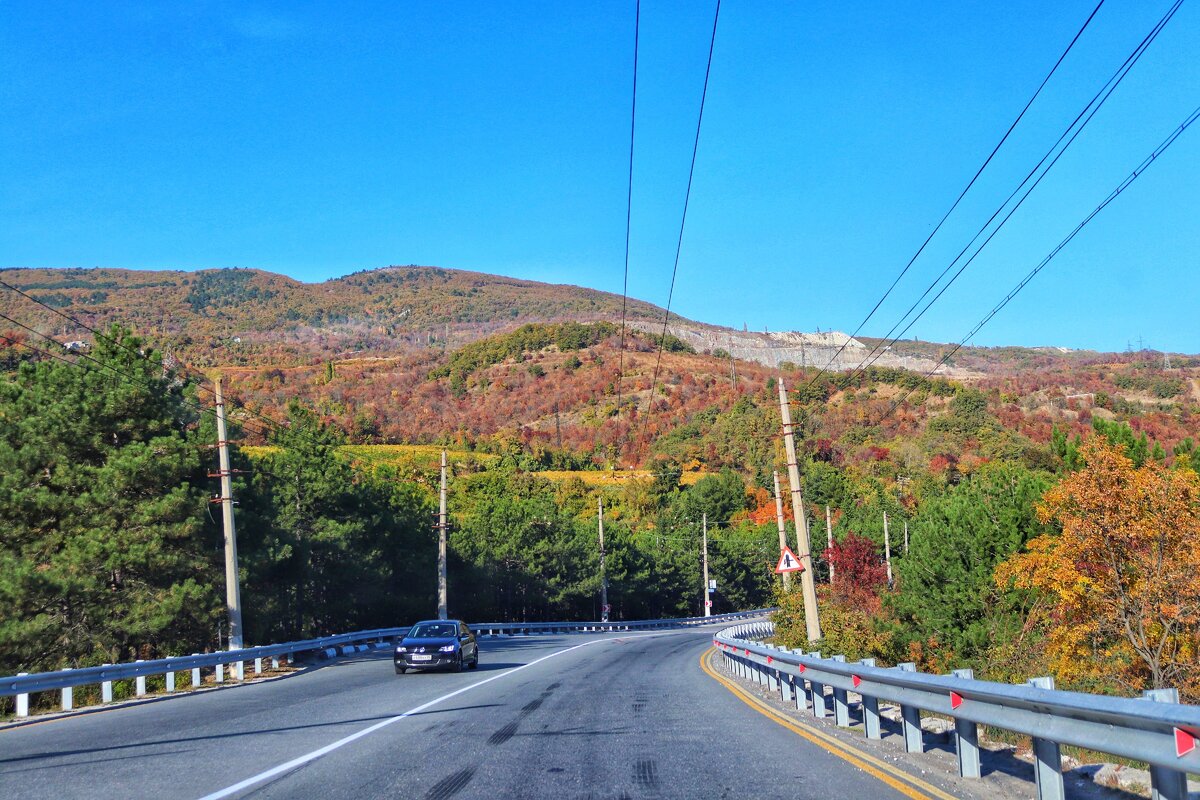 Южнобережное шоссе между Гурзуфом и Партенитом.