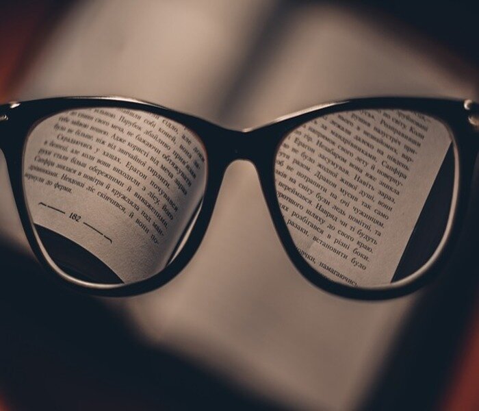 https://cdn.pixabay.com/photo/2016/03/09/15/21/glasses-1246611__340.jpg
