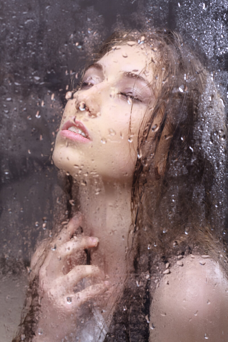 Blonde shower. Девушка за мокрым стеклом. Фотосессия с мокрым стеклом. Фотосессия через мокрое стекло. Портрет через мокрое стекло.