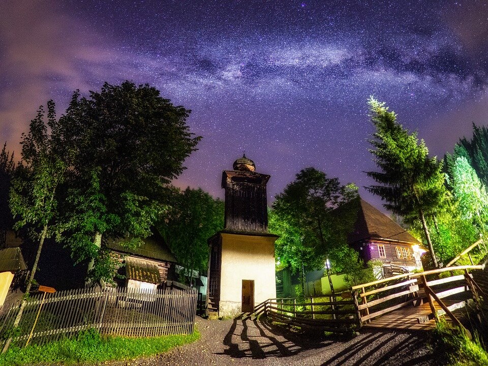 pixabay.com/photos/starry-starlight-village-night-sky-4552047/