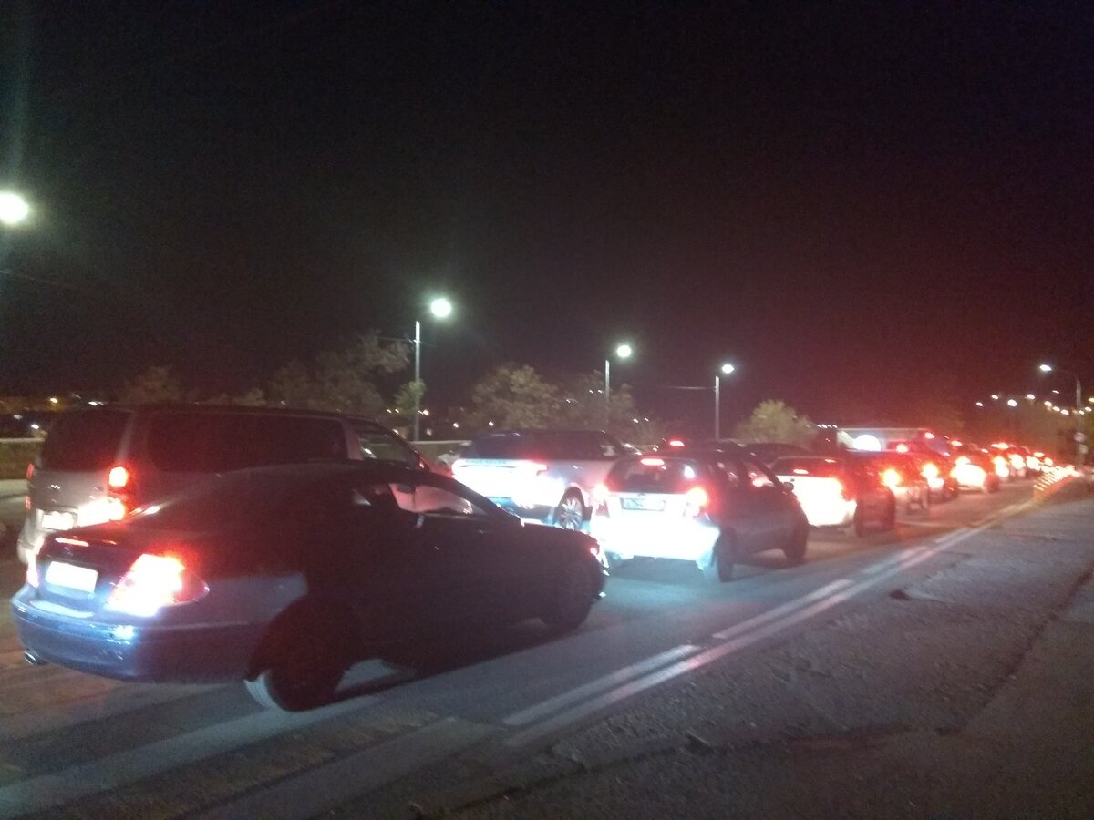 Три раза в неделю в это самое время я проезжаю по этой улице. Обычно здесь всегда пустая дорога. Фото из личного архива