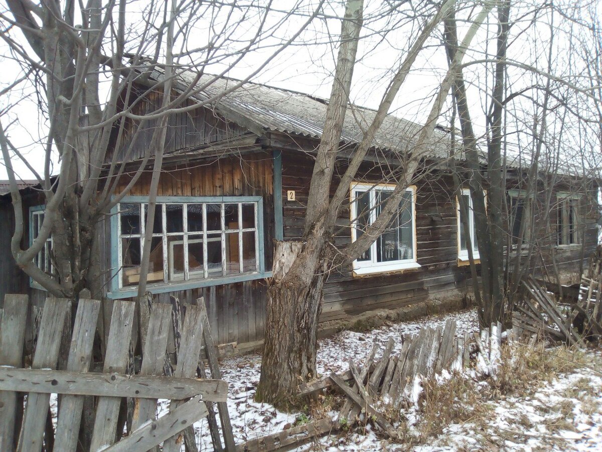 Примерно так выглядел наш дом до ремонта... Но без пластиковых окон