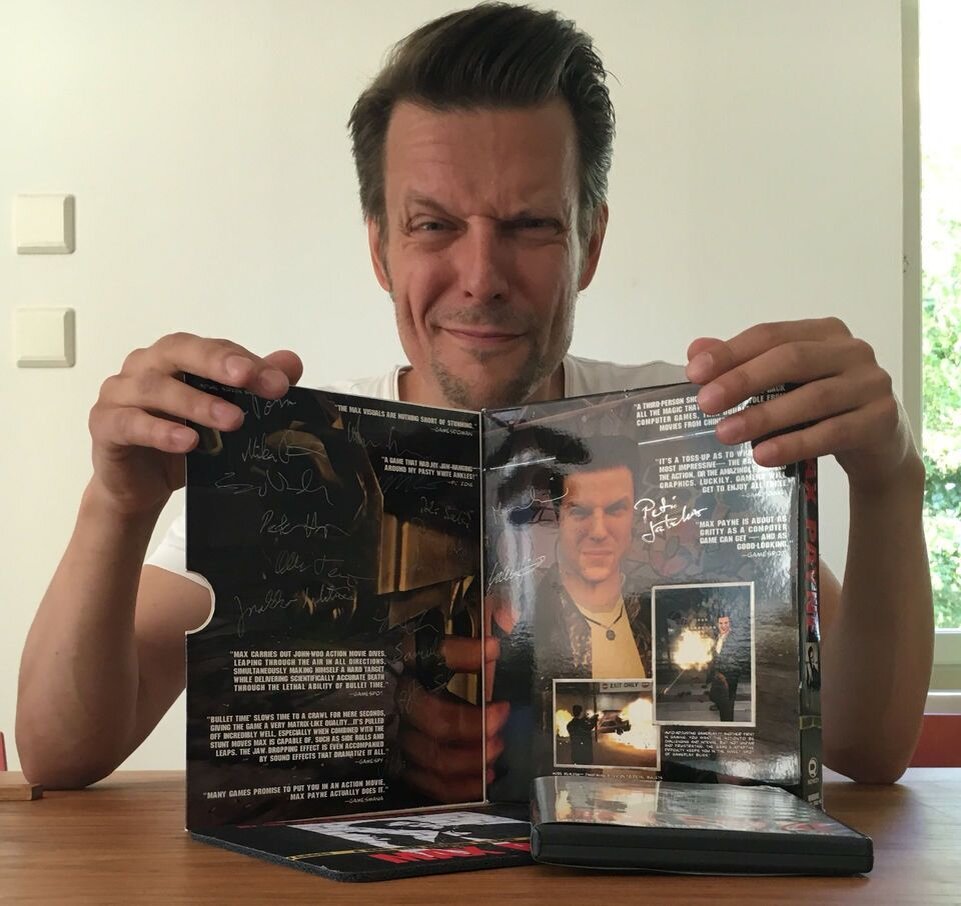 Сэм Лейк (Сами Антеро Ярви) с игрой Max Payne - фото из свободного источника