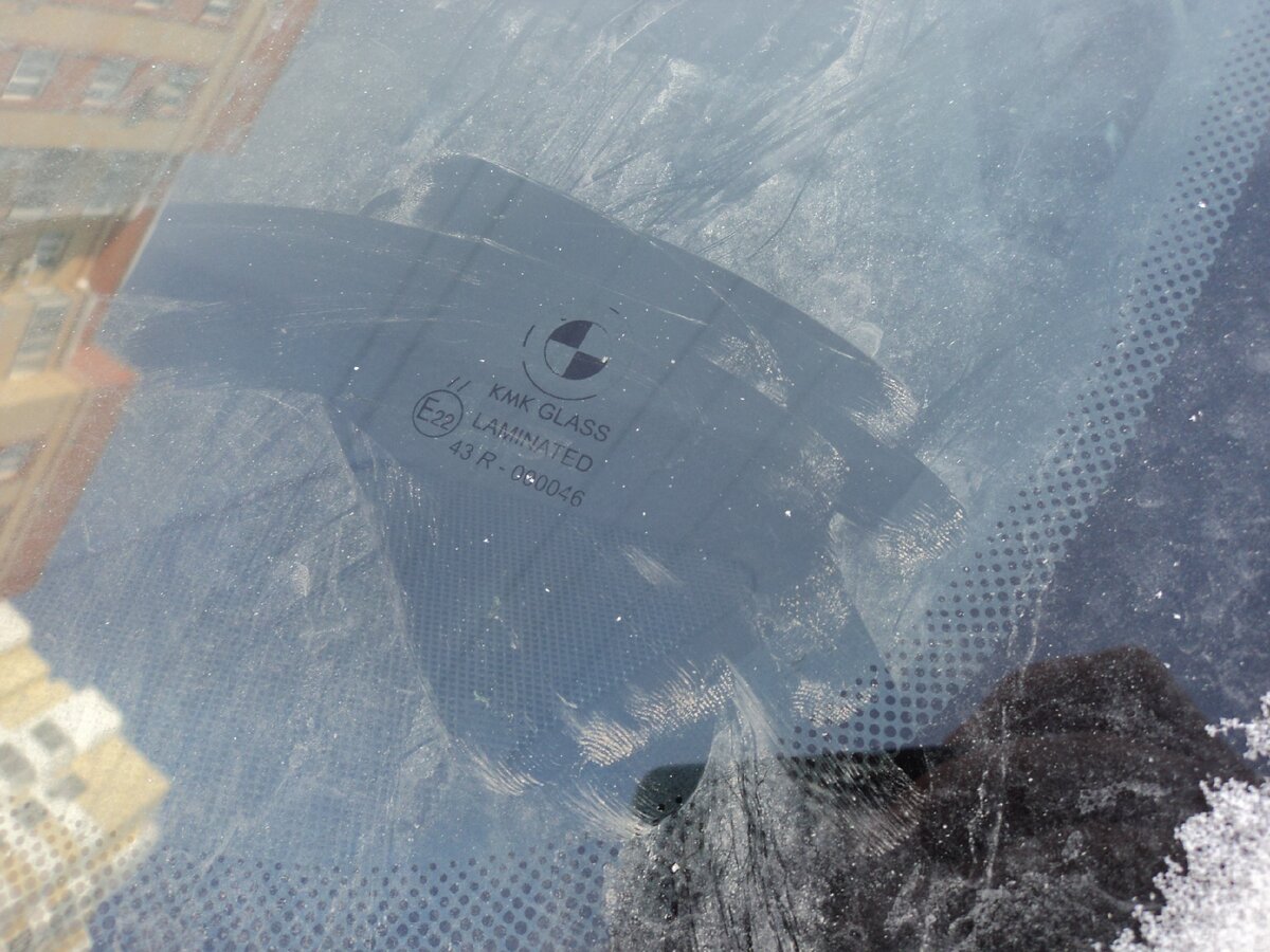 Грубая подделка- логотип БМВ на кооперативном стекле КМК