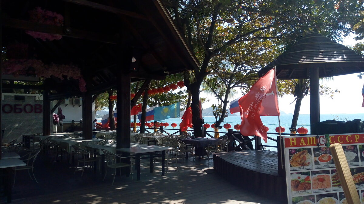 Примечательно наличие не только флага РФ, но и Казахстана.