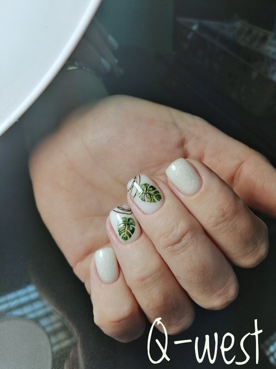 Молочная база и Grattol Opal #1 заняли 4 место. Идеальное сочетание умеренного цвета и блесток подойдёт даже как свадебный вариант для дизайна ногтей. 