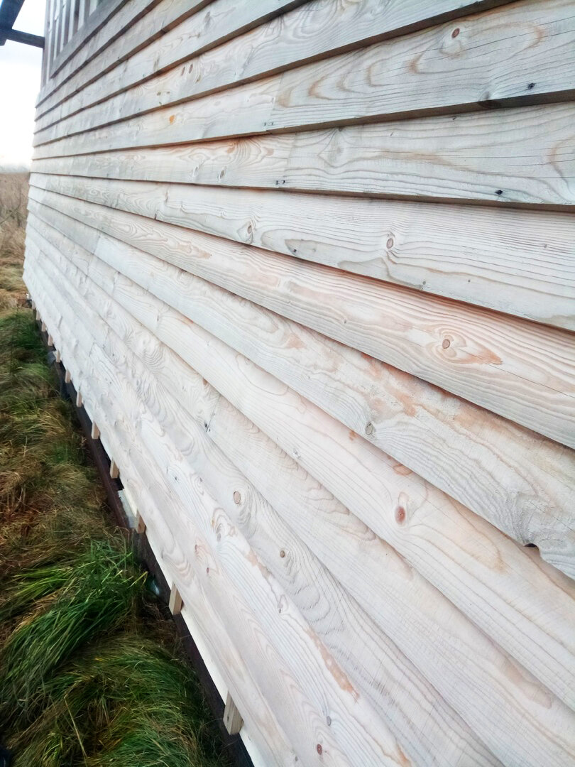 Вот что у меня получается, это та самая "американка". Пока все в процессе, ну и честно сказать это "долгая песня". Но эффект мне очень нравится - это же полноценная дополнительная стена из досок. Не то, что сайдинг - тоненькая пленка. Пока не покрашено, только антисептик, доделаю всю стену и буду покрывать морилкой и маслом, пока такие мысли