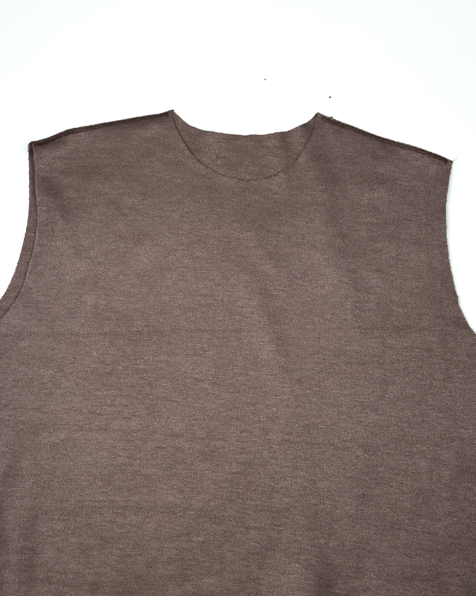 1. Сшиваю детали переда и спинки по плечевым швам.