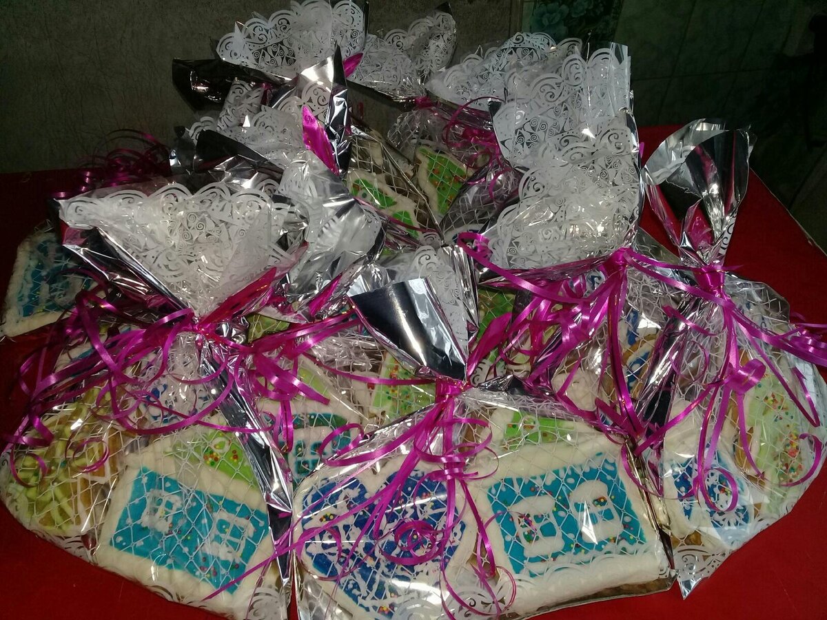 Что дарить друзьям на Новый год? И не только на Новый год , Праздников много . Я приготовила вот такие подарки , имбирное печенье , разукрашенное глазурью .Скажу Вам , что это очень увлекающее занятие , тем более Вы можете детей к этому интересному делу , и Ваш ребенок может сделать  сладкие подарки для друзей.Дерзайте ! 