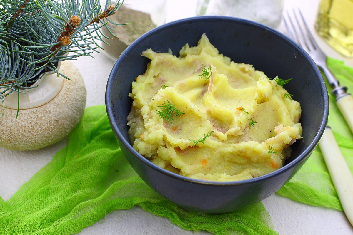 Пп картофельное пюре. Толченка с тушенкой. Картофельное пюре с тушенкой. Толченая картошка с тушенкой.