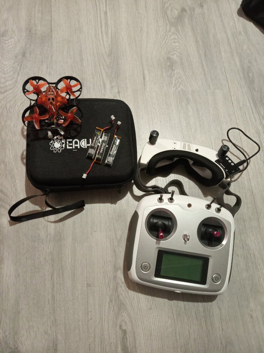 Те самые FPV очки  вместе с моим новым учебно-тренировочным квадриком и пультом. Кстати скоро сделаю обзор на этого мелколета.