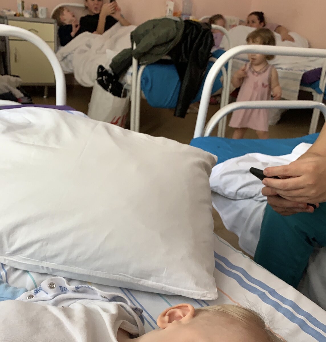 Так выглядит общая палата с маленькими детьми, в инфекционной больнице, куда нас привезли