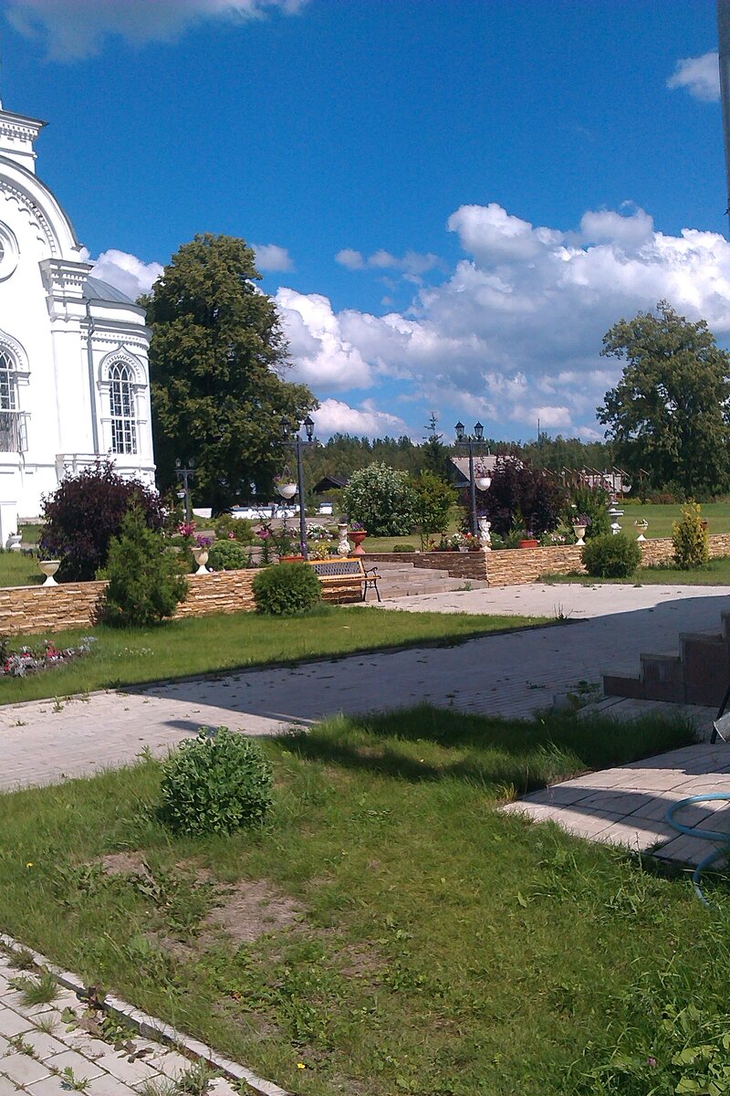 Вдали крыша и теплицы, место где монашки жили всегда. И виден старый храм