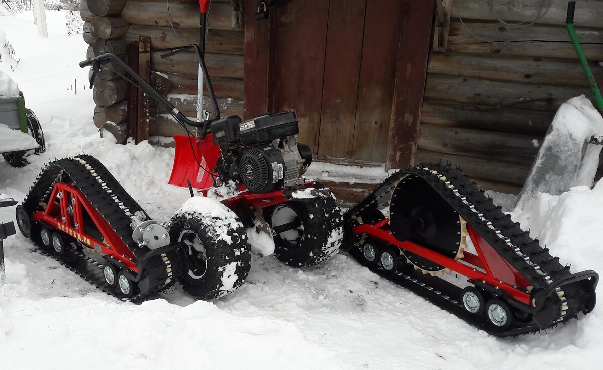 Гусеницы Крутец и 10" колёса для мотоблока. На гусенице лежат 2 серых адаптера для установки на вал мотоблока