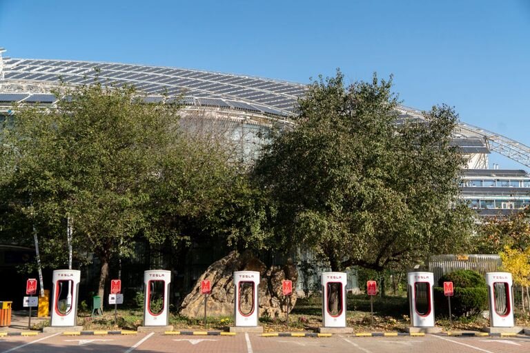 Зарядная станция Tesla на парковке отеля.