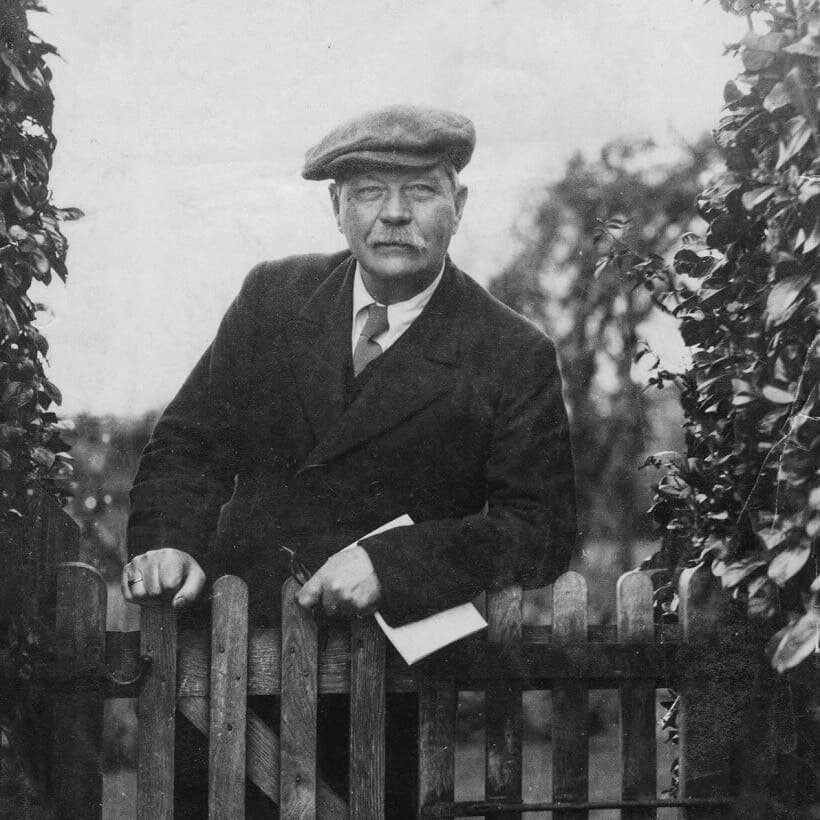 Сам сэр Артур Конан-Дойль верил в «мир духов», спиритизм, как и многие люди конца 19-го начала 20 века. 