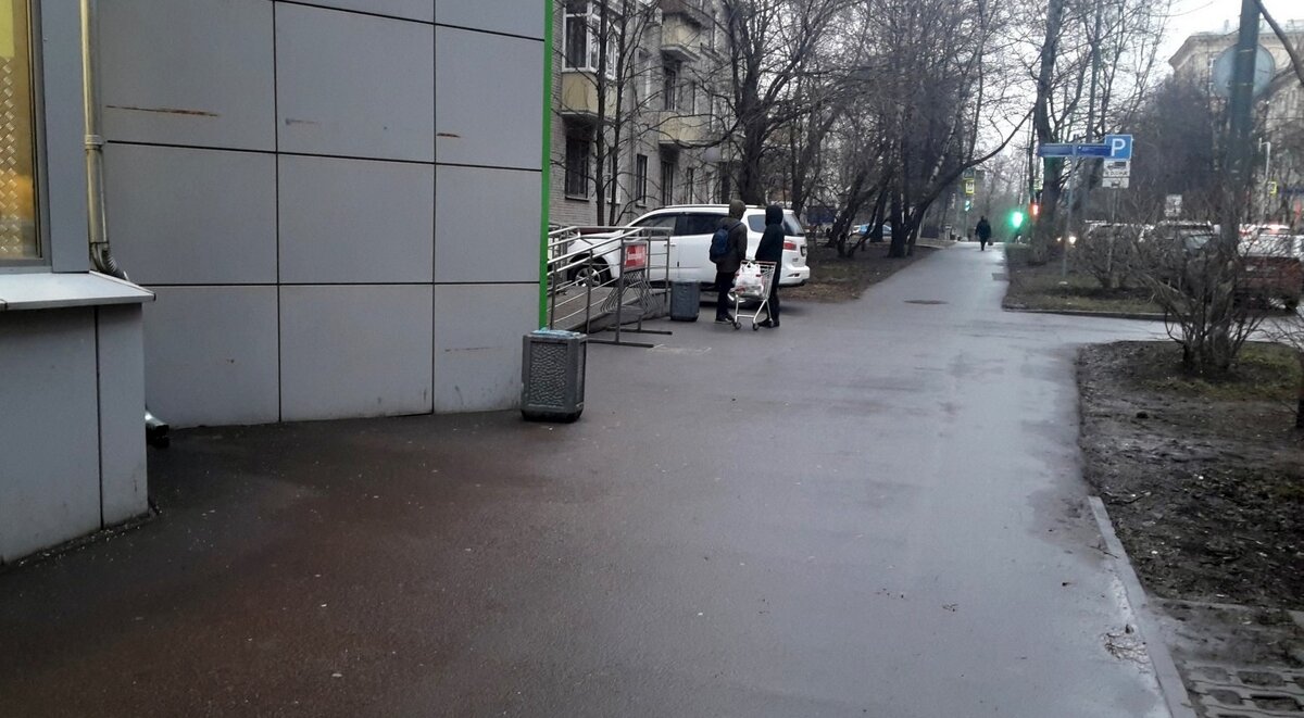 Стоят и ждут каршеринговую машину.