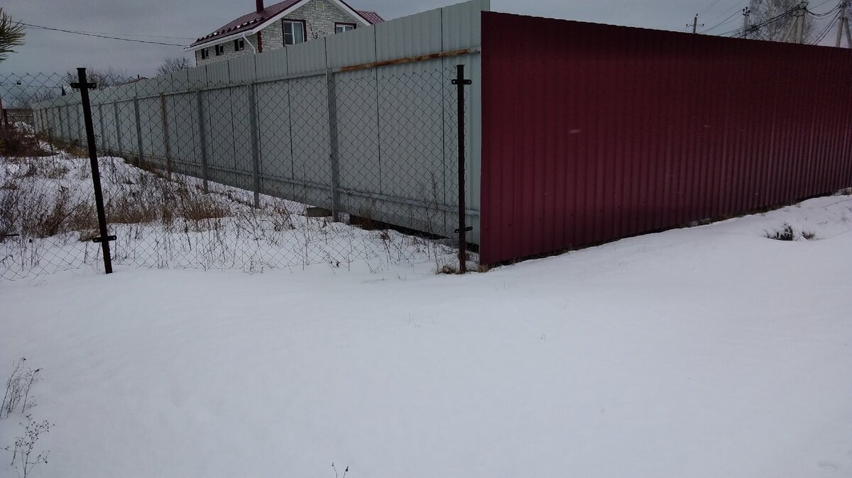 Жлобский вариант: красивой стороной к себе, перекладины и изнанка - к соседу.