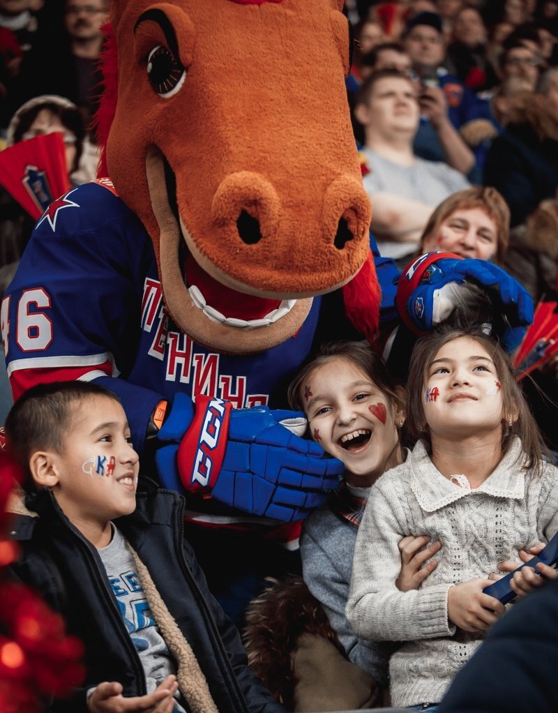 Конь-Огонь – главный друг всех юных болельщиков в Ледовом. Фото: ХК СКА