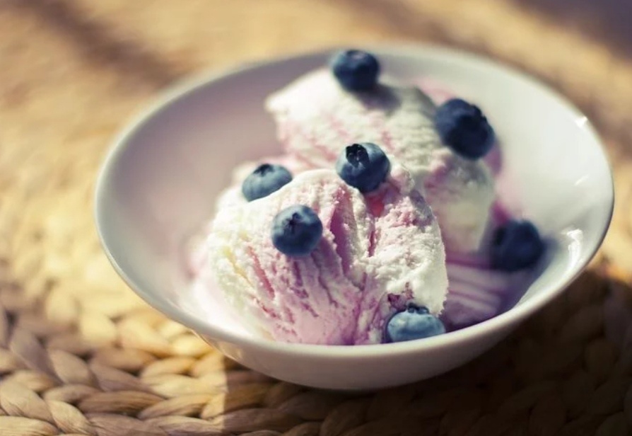 Можно добавить для цвета черничный сок 