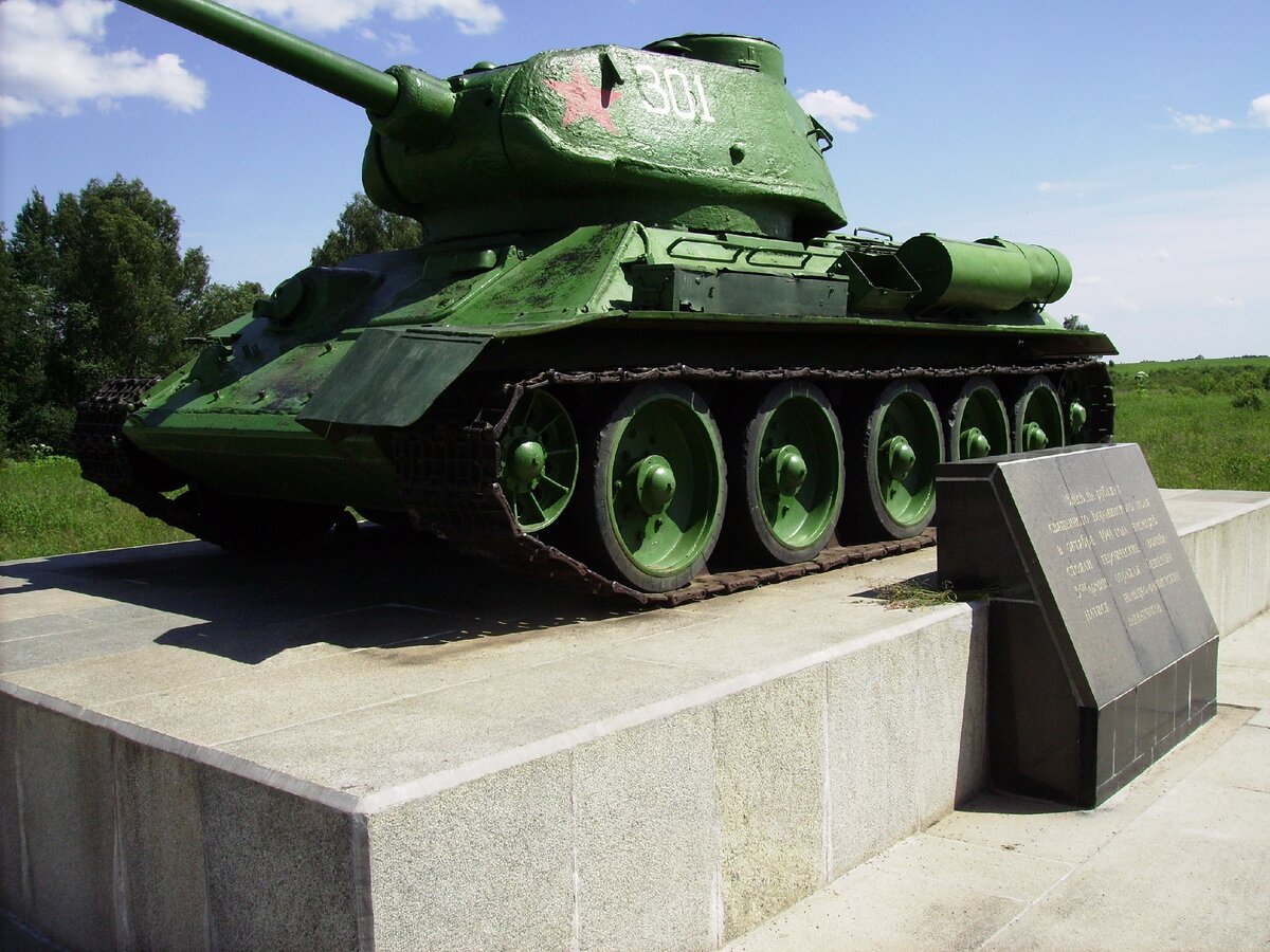 Танк Т-34 - это памятник воинам 5-й Армии, державшим здесь оборону в октябре 1941 года против отборных дивизий СС "Рейх" и приданных им танковых бригад. Установлен он в 1971 году к 30-летию битвы за Москву.