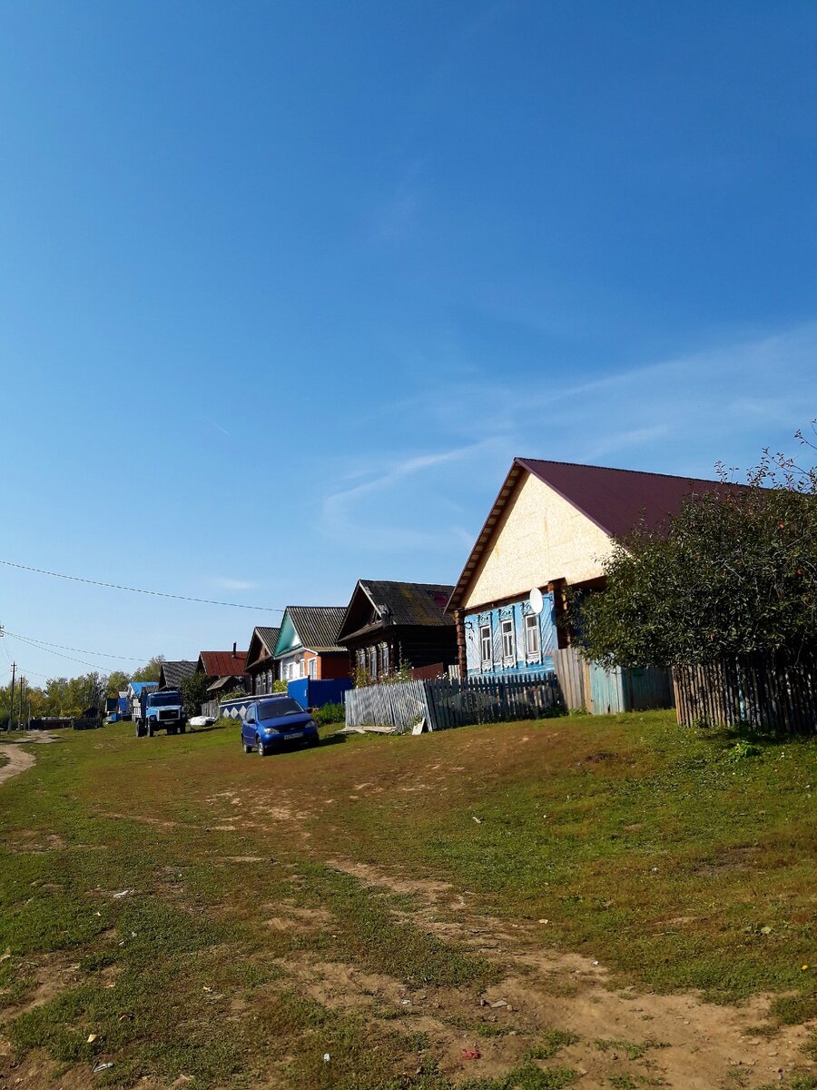 Побывали в старинном селе Юлъялы, где с XII века проводилась «Торгица», показываю, что увидела на его улицах