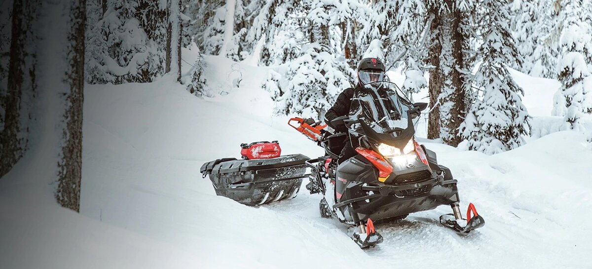 Новый Ski-Doo Skandic SWT900 буксирует сани