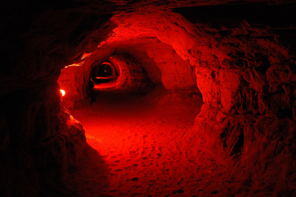 Часть Левобережной пещеры в Саблино открыта для официальных экскурсий и посещений (оф.сайт - http://www.sablino.net).