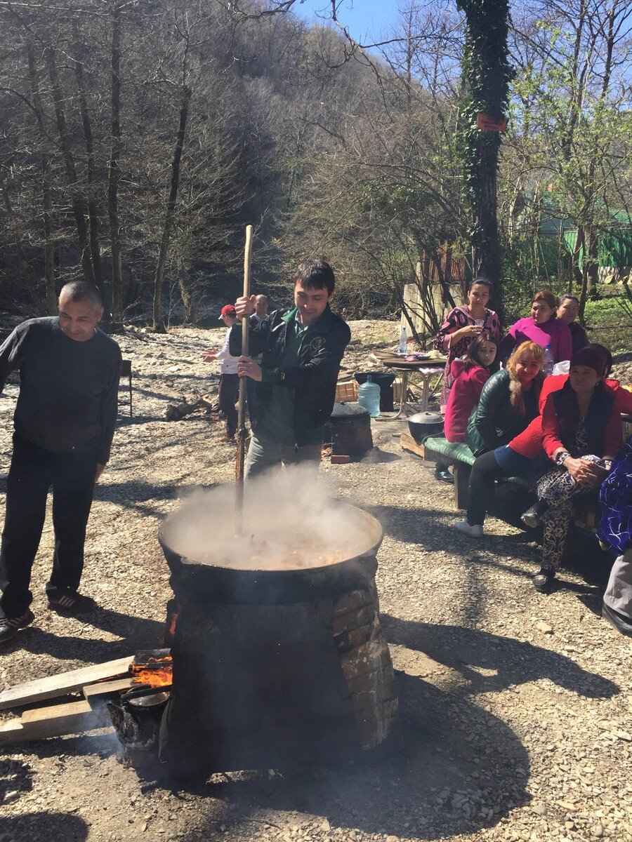 Несколько семей готовят главное блюдо праздника