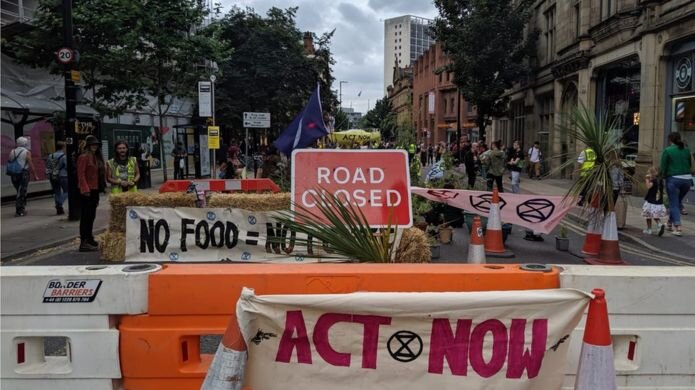 Фотография: Акция Extinction Rebellion в Манчестере. BBC
