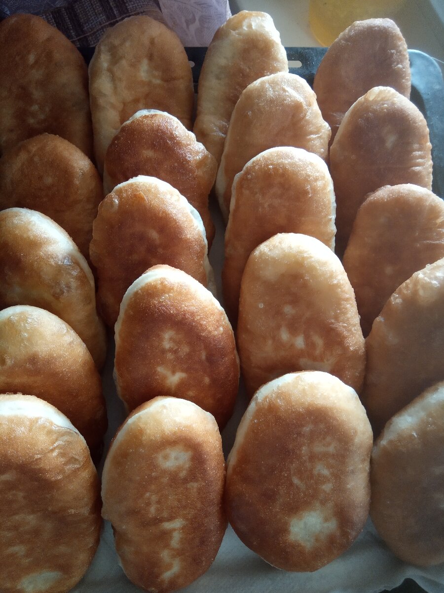 Самые нежные , с тончайшей  хрустящей корочкой ,жареные пирожки получаются по  ГОСТовскому рецепту . Ссылка ниже.