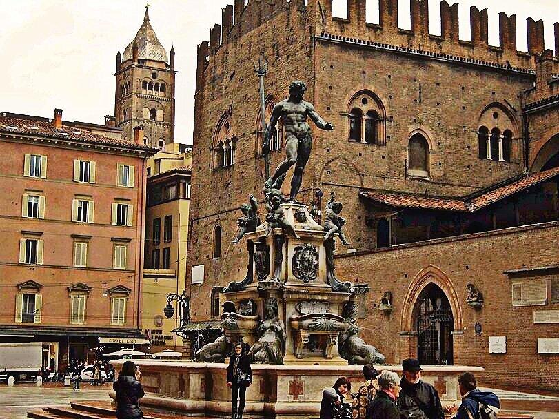 Пьяцца Неттуно в Болонье