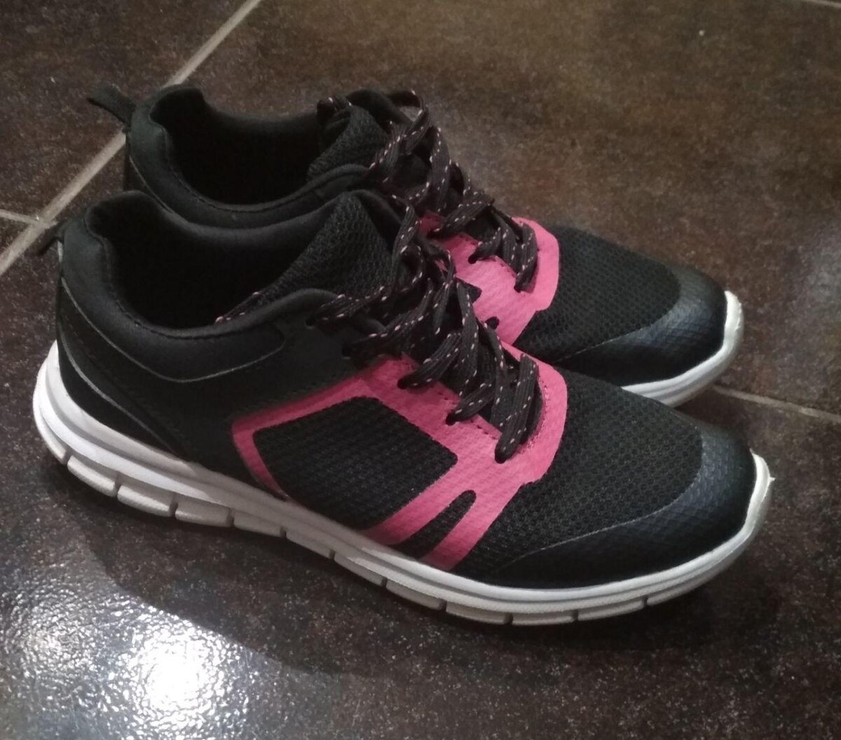 Фото кроссовок, участвующих в батле, к сожалению нет. 