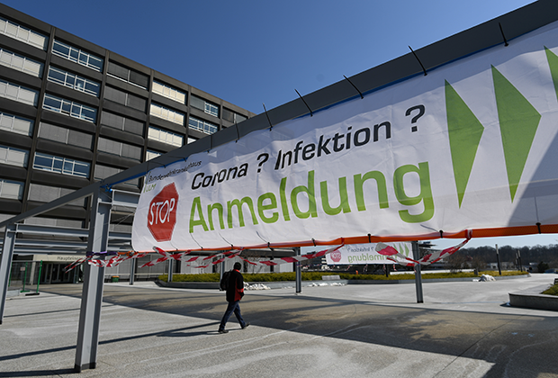 Призыв остановить коронавирус возле одной из немецких клиникФото: Andreas Gebert / Reuters