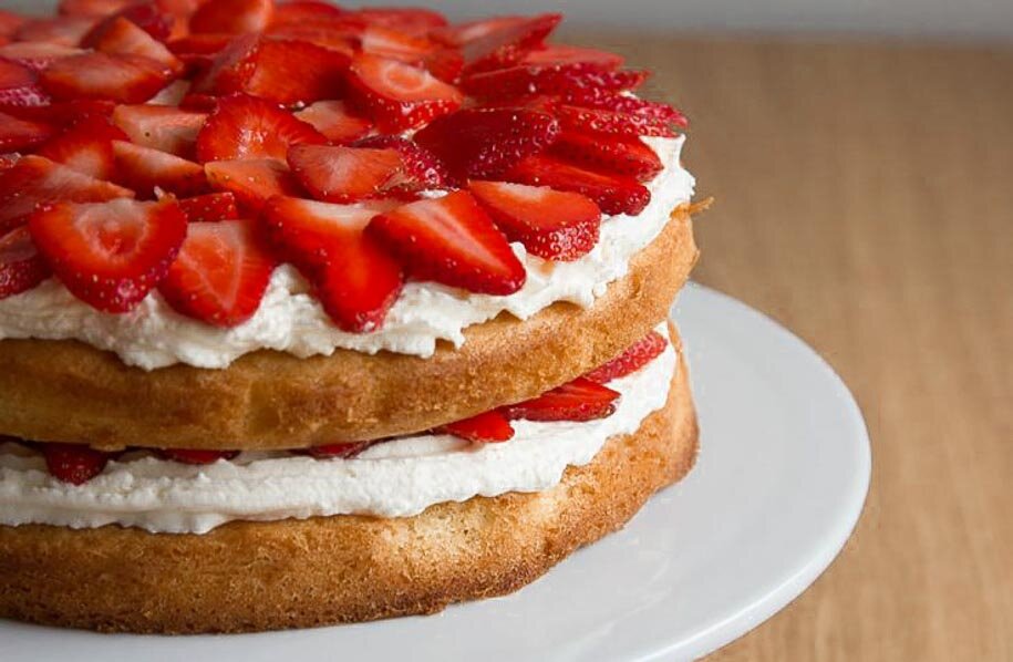 Клубничный торт без выпечки с кремом