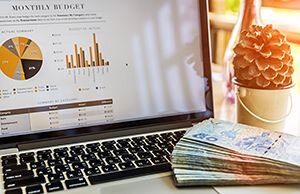 Суть любого портфеля ценных бумаг – это снижение рисков которое достигается диверсификацией – распределением. Простыми словами это означает не класть все яйца в одну корзину.