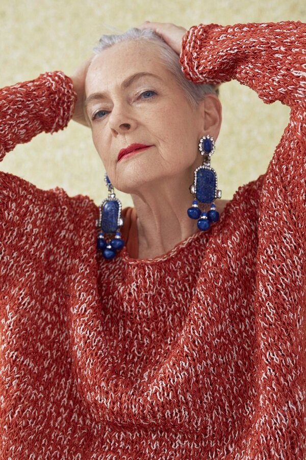 Lin обожает носить крупные серьги из пластика или искусственных камней – в ее образах они приобретают особенную смелость