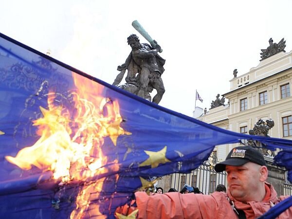 Флаг ЕС сожжен перед Пражским Градом