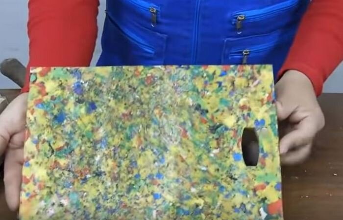  Как соорудить крепкую разделочную доску из пластиковых крышечек
