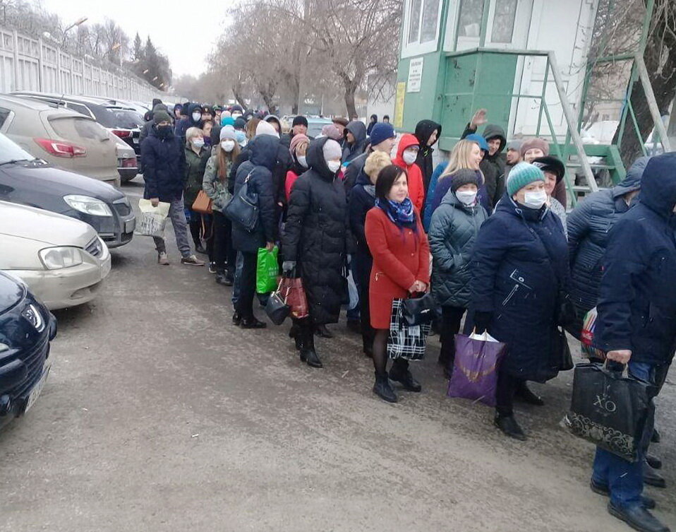 Очередь к проходной УМПО