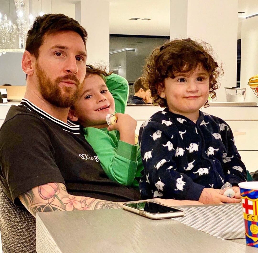 Leo Messi - Это сложные дни для всех. Мы живем, переживая из-за происходящего, и хотим помочь поставить себя на место тех, кто испытывает наихудшие последствия, либо потому, что это напрямую затронуло их или их семью и друзей, либо потому, что они работают на передовой, борясь с этим в больницах и медицинских центрах. Я хочу послать много сил всем им. Здоровье всегда должно быть на первом месте. Это исключительный момент, и вы должны следовать указаниям как организаций здравоохранения, так и государственных органов. Только так мы можем эффективно бороться с этим. Это время, чтобы быть ответственным и оставаться дома, наслаждаться тем временем с вашей семьёй, которое у Вас не всегда есть. Обнимаю и надеюсь, что мы сможем исправить эту ситуацию как можно скорее.