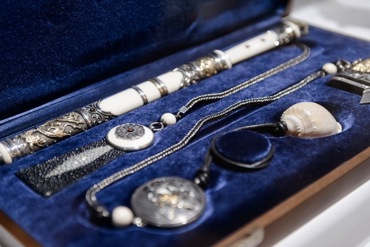 Набор «Именной». Материалы: серебро, золото, моржовый клык, дамасская сталь, гранаты, морская раковина, кожа ската, гренадил